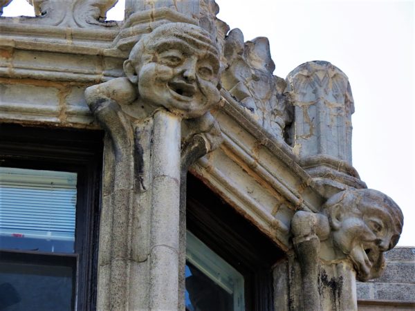 Big head building grotesques.